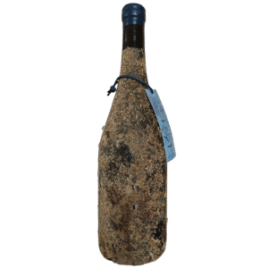 Mar de Batea Negre underwater-aged Garnacha Peluda wine, Terra Alta, bottle with natural sea encrustations.